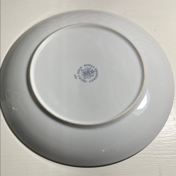 Chic White and Gold Bow Tea Set - Picture 3 of 8